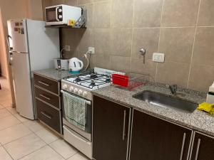 La cuisine est équipée d'une cuisinière, d'un évier et d'un réfrigérateur. dans l'établissement Departamento Tucuman Lavalle 1, à San Miguel de Tucumán 5 autres photos