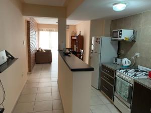 une cuisine avec un comptoir et un réfrigérateur dans l'établissement Departamento Tucuman Lavalle 1, à San Miguel de Tucumán