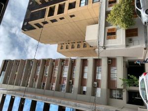 un bâtiment situé dans une rue en face d'un bâtiment dans l'établissement Departamento Tucuman Lavalle 1, à San Miguel de Tucumán