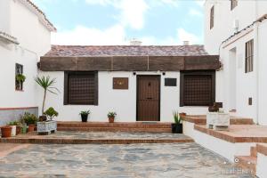 a house with a courtyard in front of it at Casa Rural La Zzinetina con Jacuzzi in Constantina