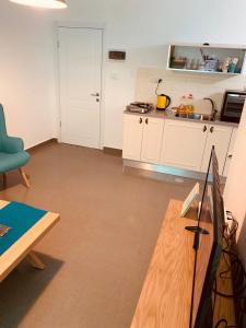 貝爾謝巴的住宿－BEST BEAUTIFUL PRIVATE，厨房配有白色橱柜和木桌