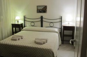 sypialnia z łóżkiem z dwoma ręcznikami w obiekcie Casa Padoan w mieście Chioggia