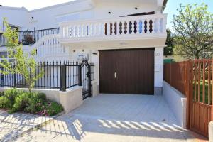 Balkón alebo terasa v ubytovaní Grebastica beachfront apartment