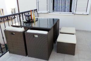 Balkón alebo terasa v ubytovaní Grebastica beachfront apartment