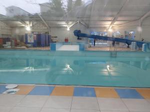 una persona en una piscina con tobogán de agua en Clwyd 40 Vacation en Borth