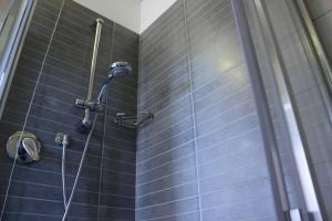 una doccia con soffione in un bagno di Casa Padoan a Chioggia Altre 35 foto