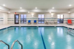 uma piscina com água azul num quarto de hotel em Holiday Inn Express & Suites Kearney, an IHG Hotel em Kearney