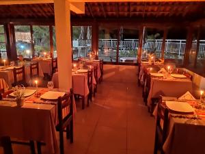 Ein Restaurant oder anderes Speiselokal in der Unterkunft Pousada Chale da Montanha 