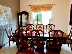 a dining room with a table and chairs and a window at Hotel Bethlehem in La Lima