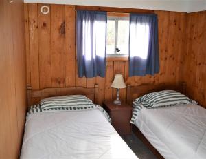 Voodi või voodid majutusasutuse Barney’s Lakeside Resort toas
