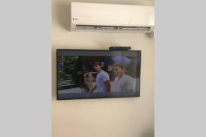Μια τηλεόραση ή/και κέντρο ψυχαγωγίας στο Apartamento cómodo con todo lo que necesitas con Aire Acondicionado !!