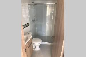 Ένα μπάνιο στο Apartamento cómodo con todo lo que necesitas con Aire Acondicionado !!