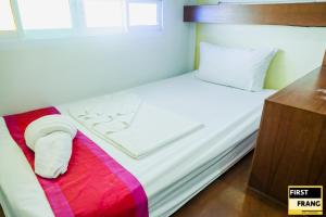 First and Frang Hotel - Koh Phangan客房内的一张或多张床位