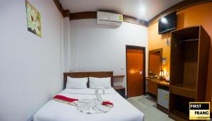 First and Frang Hotel - Koh Phangan客房内的一张或多张床位