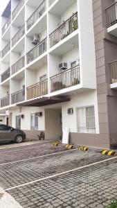 un estacionamiento frente a un gran edificio en Your City•Home Apartment en Manila
