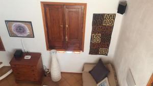 salon z kanapą i szafką w obiekcie Casa Ambiente w mieście Valle Gran Rey
