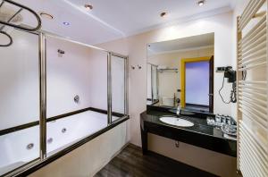Koupelna v ubytování Zouk Hotel