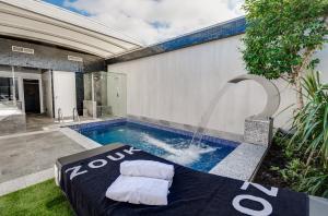 Bazén v ubytování Zouk Hotel nebo v jeho okolí