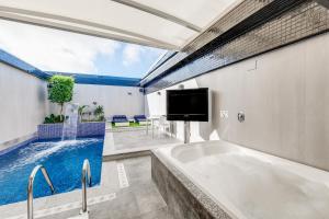 baño con bañera y piscina en Zouk Hotel, en Alcalá de Henares