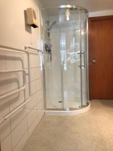 eine Dusche in einem Badezimmer mit einer Glastür in der Unterkunft Ngapuna Cottage in Christchurch