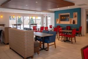 Гостиная зона в Holiday Inn Express & Suites Tonawanda - Buffalo Area by IHG