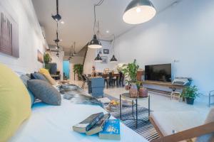 - un salon avec un canapé et une télévision dans l'établissement 3Bedrooms White Design in heart of Nimman, à Chiang Mai
