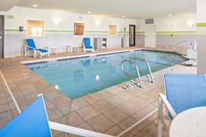 Swimming pool sa o malapit sa Holiday Inn Express Hotel & Suites Manchester - Airport, an IHG Hotel