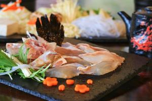 een bord met vlees en groenten op tafel bij SPA Inn Shirahama in Shirahama