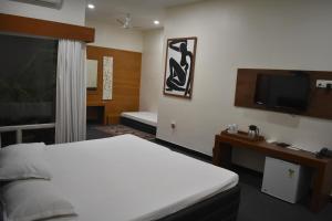 MirzāpurGalaxy Heritage的一间带床和平板电视的卧室