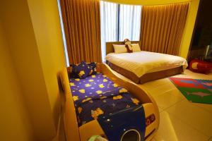 - une petite chambre avec 2 lits et une fenêtre dans l'établissement Diudiu Dang Paternity B&B, à Dongshan