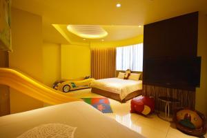 a bedroom with a bed and a tv and a car at Diudiu Dang Paternity B&B in Dongshan