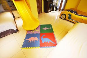 Dormitorio con habitación infantil con tobogán y alfombra en Diudiu Dang Paternity B&B en Dongshan