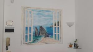 une peinture d'une fenêtre avec vue sur l'océan dans l'établissement Appartamentino Nadia, à Monterosso al Mare