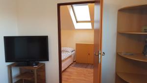 Pokój z telewizorem i pokojem z oknem w obiekcie Apartments Iris w Liptowskim Mikulaszu