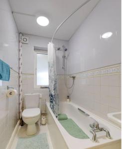 Koupelna v ubytování Modern 4 bedroom house in Heathrow, London
