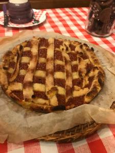 eine Pizza auf einem Tisch in der Unterkunft La Fattoria di Morgana in Opi