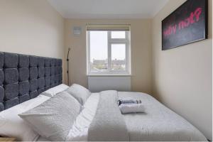 מיטה או מיטות בחדר ב-Modern 4 bedroom house in Heathrow, London