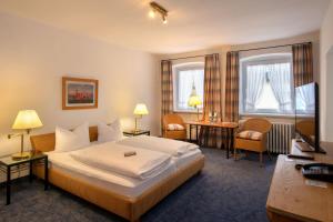 Postel nebo postele na pokoji v ubytování Posthotel Kolberbräu