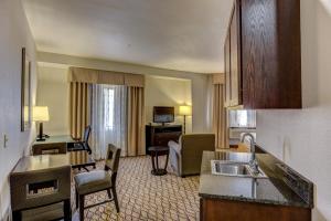 Η κουζίνα ή μικρή κουζίνα στο Holiday Inn Express Hotel & Suites Montrose - Black Canyon Area, an IHG Hotel