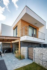 una casa con balcone e patio di Villa Alma a Bojnice