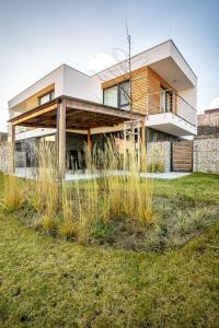 une maison sur une colline avec de l'herbe haute dans l'établissement Villa Alma, à Bojnice