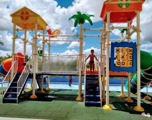 - une aire de jeux dans un parc aquatique avec toboggan dans l'établissement Alta vista termas resort, à Caldas Novas