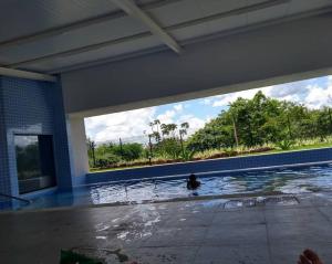 une personne se baignant dans une piscine dans un bâtiment dans l'établissement Alta vista termas resort, à Caldas Novas