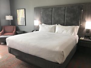 מיטה או מיטות בחדר ב-Holiday Inn Abilene - North College Area, an IHG Hotel