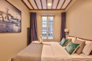 パリにある73 - Etienne Marcelのベッドルーム1室(大型ベッド1台、窓付)