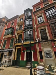 a street light in front of a building at Begoña 18 Rest & Adventure in Gijón