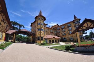 un gran edificio con una torre con un reloj en Rothenburg Hotel, en Nova Petrópolis