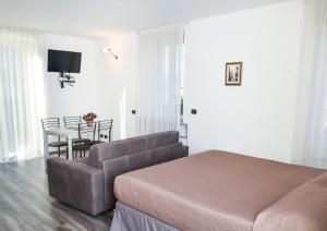 A television and/or entertainment centre at Albergo Silvio