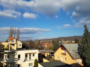 - une vue depuis le toit d'une maison dans l'établissement Sasi Panzió 2, à Esztergom