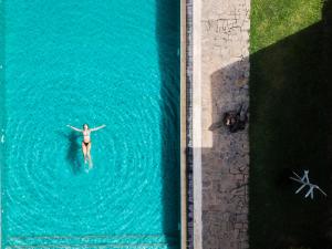 een vrouw die in een plas water staat bij Soul Wellness and Ayurveda Resort in Dikwella
